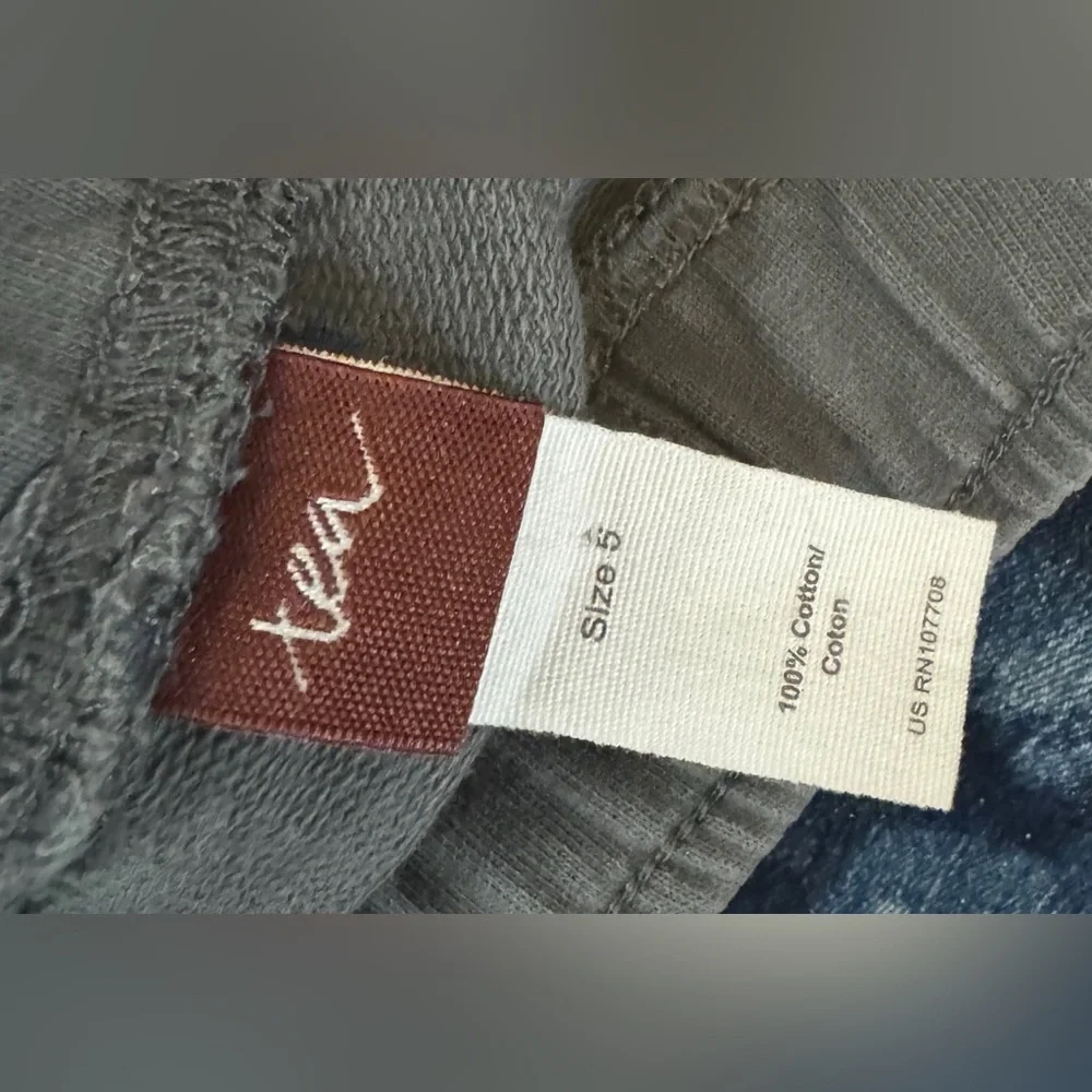 Tea Brand Gray Cargo Casual Pant. Great Condition. Size 4. Elastic Waist. Size 5